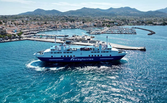 Ferry entre Le Pirée et Égine arrivant au port de l’île