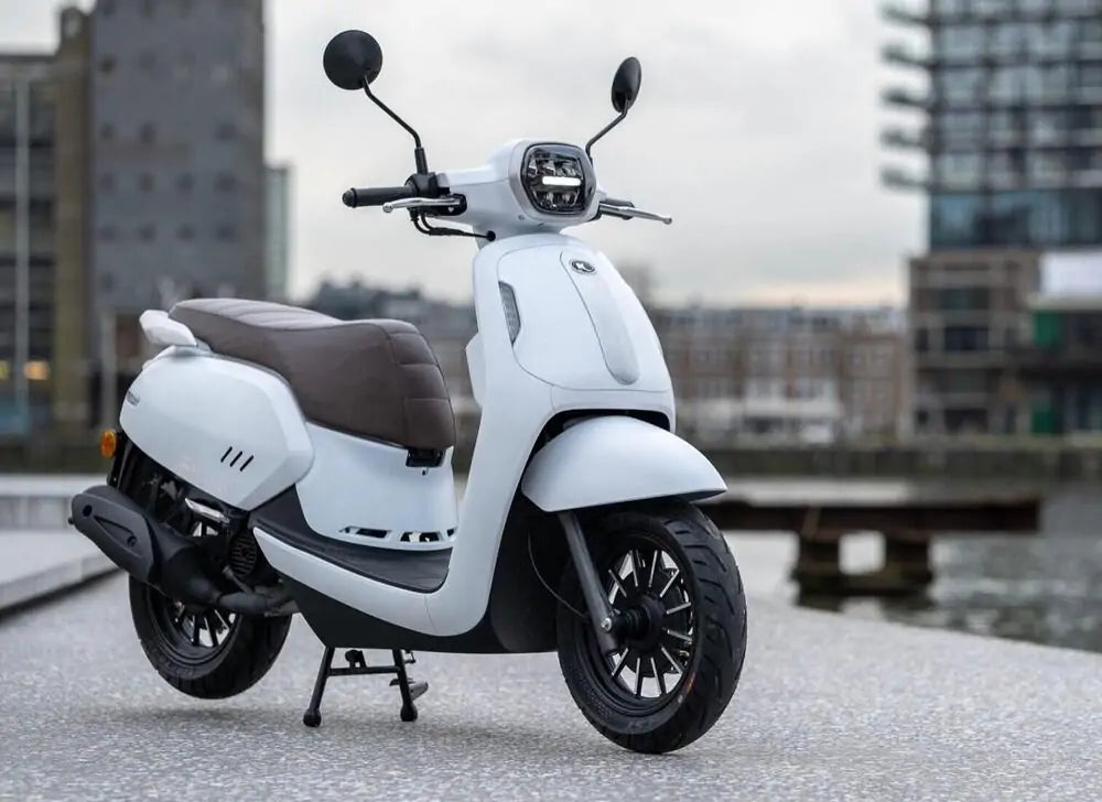 Scooter KYMCO Filly 50 en balade urbaine, disponible à la location à Égine chez TRUST Rental