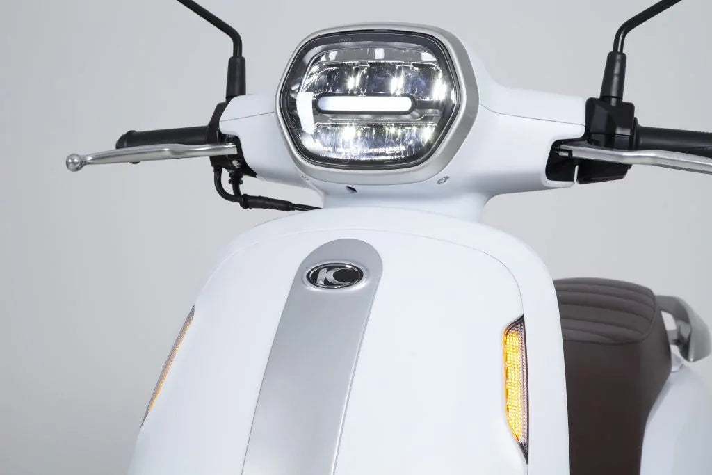 Gros plan du scooter KYMCO Filly 50 disponible à la location à Égine chez TRUST Rental
