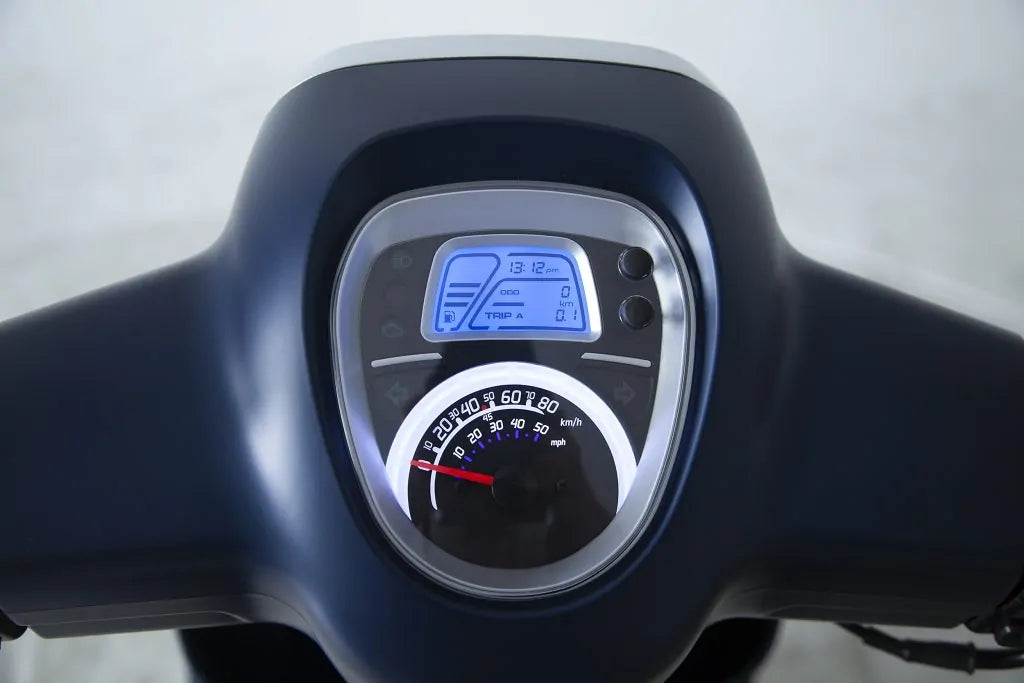 Tableau de bord du scooter KYMCO Filly 50 disponible à la location à Égine chez TRUST Rental