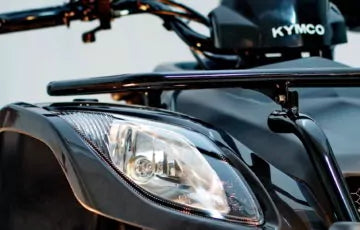 Μπροστινό φανάρι στιβαρού quad Kymco διαθέσιμου για ενοικίαση στην Αίγινα