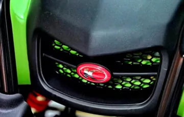 Λεπτομέρεια μπροστινής γρίλιας quad Kymco διαθέσιμου για ενοικίαση στην Αίγινα