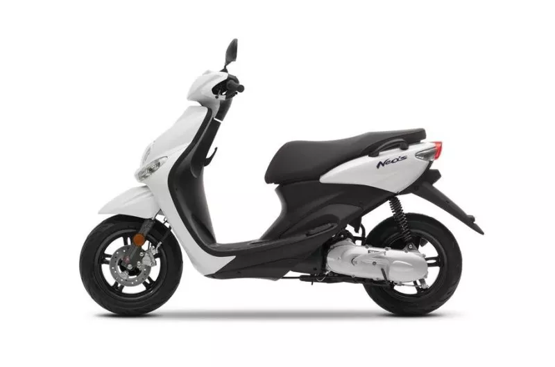 Μπροστινή όψη σκούτερ Yamaha Neo's 50 για ενοικίαση στην Αίγινα