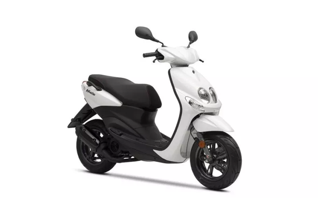 Πλαϊνή όψη σκούτερ Yamaha Neo's 50 διαθέσιμου για ενοικίαση στην Αίγινα
