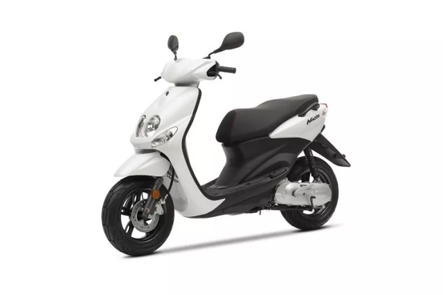 Πίσω όψη σκούτερ Yamaha Neo's 50 για εύκολες μετακινήσεις στην Αίγινα